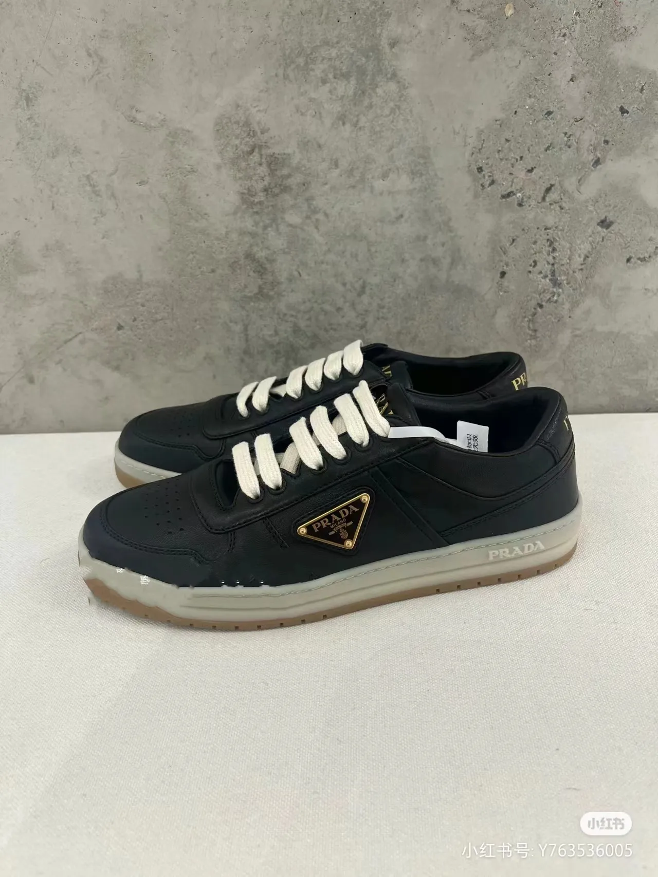 P380 Yuan 38-45 Prada Prada’s new men’s leather sports shoes, the highest version on the market, any comparison is welcome🆚! The original leather has excellent texture and is super high-end! Fetal sheep net lining imported from Italy, removable pad! Luxurious materials and fine workmanship, highly recommended!